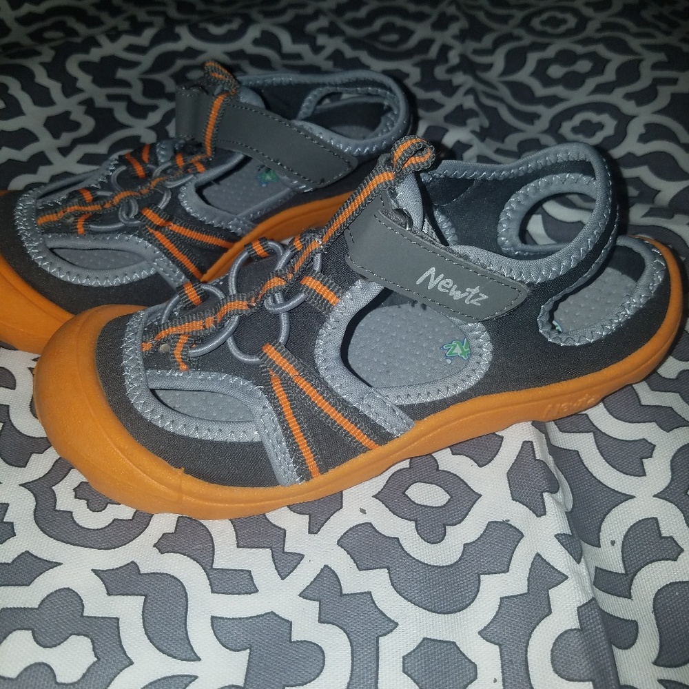 🍁 Newtz Boys beach sandals NWOT - Picture 3 of 5